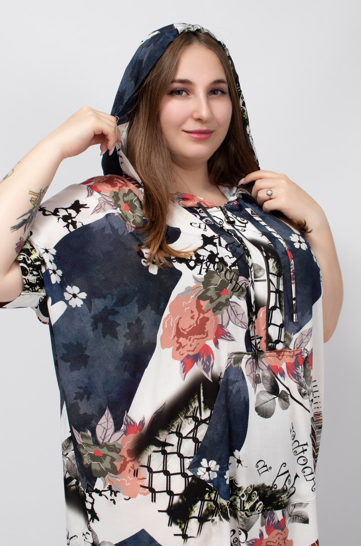 Яскрава штапельна сукня з капюшоном супер батал