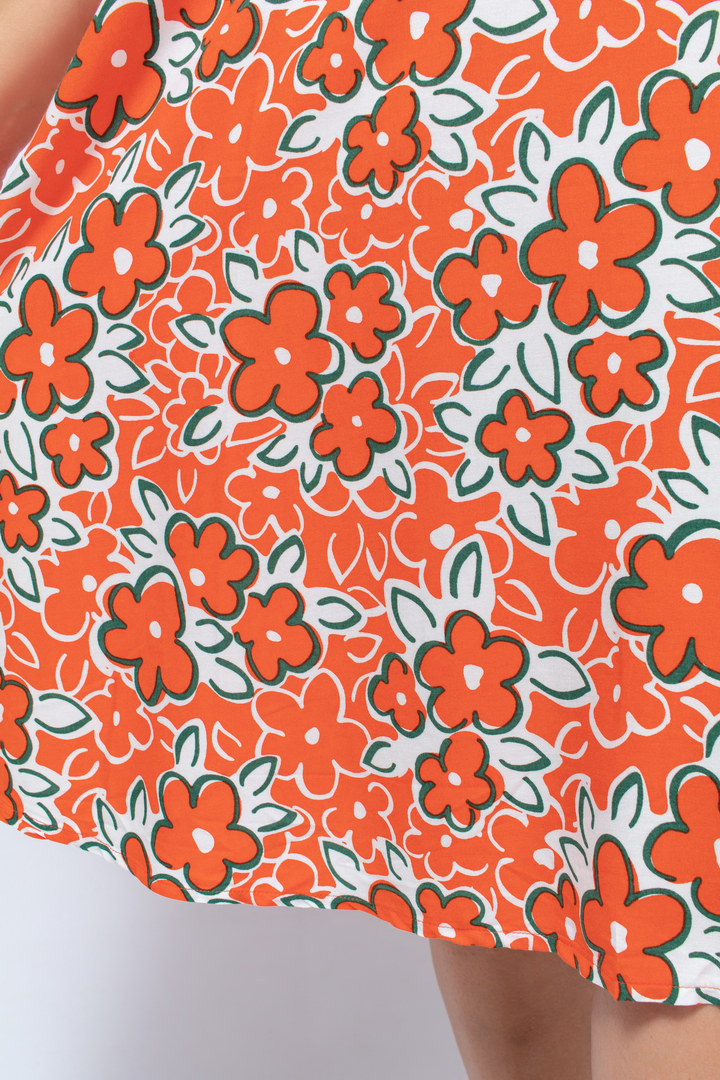 Яскрава сукня з коміром-воланом батал