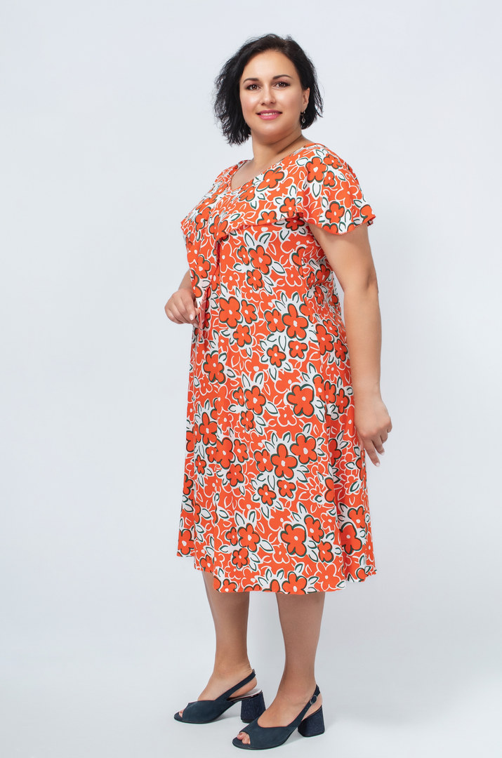 Яскрава сукня з коміром-воланом батал