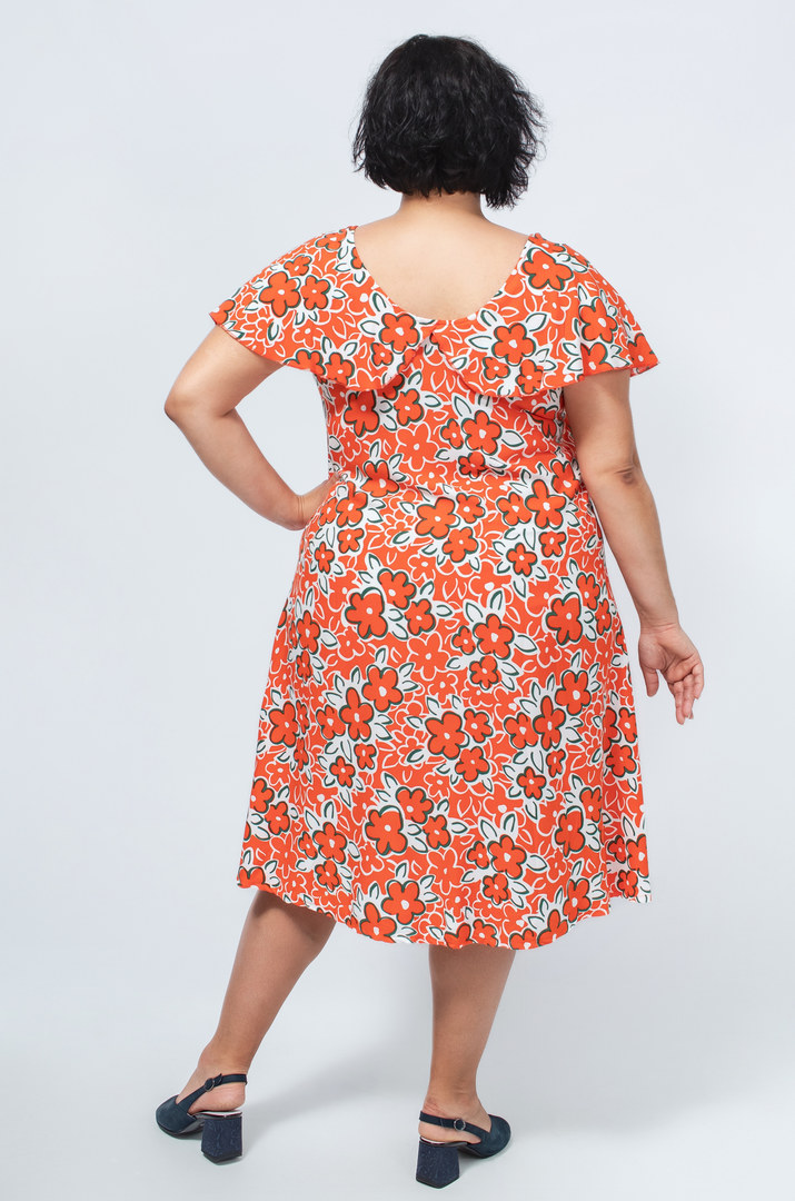 Яскрава сукня з коміром-воланом батал