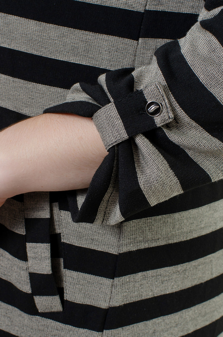 Платье трикотажное в горизонтальную полоску с затяжками внизу супер батал