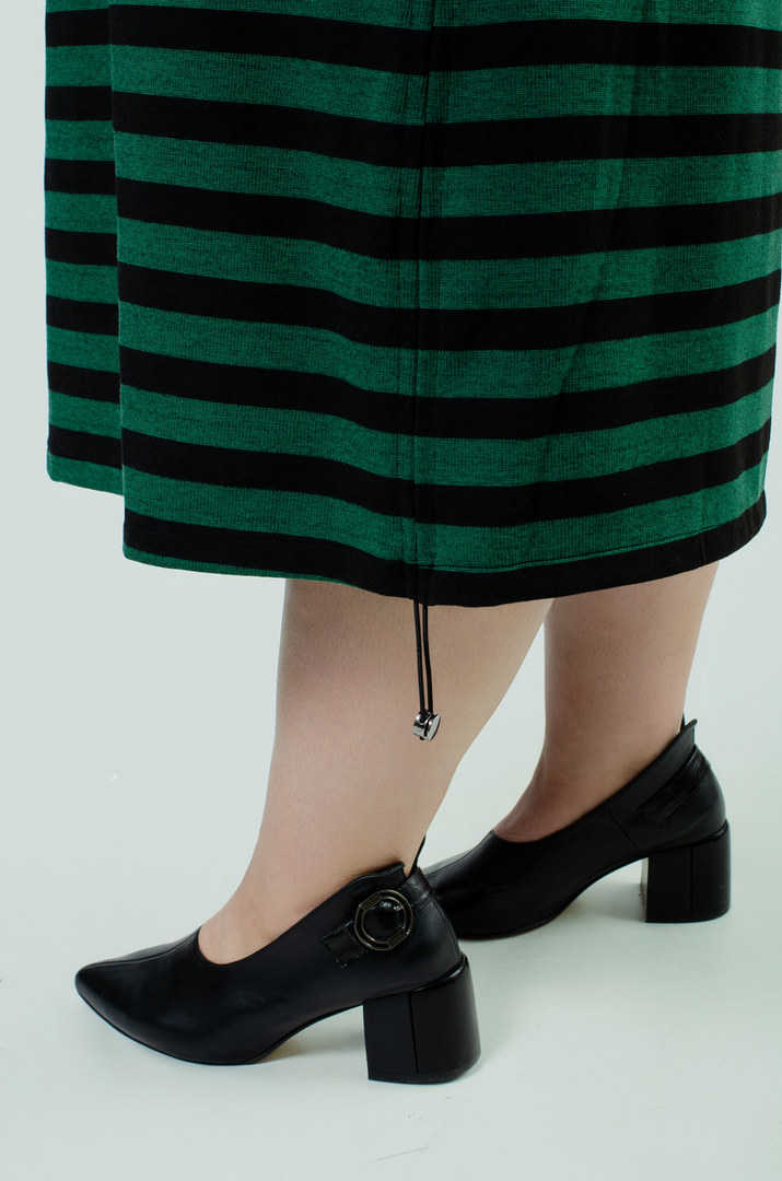 Платье трикотажное в горизонтальную полоску с затяжками внизу супер батал