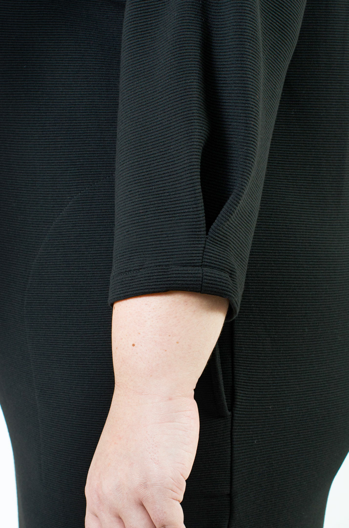 Платье миди в рубчик с декором на плечах батал