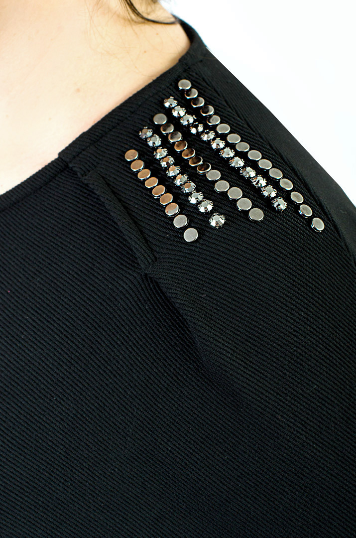 Платье миди в рубчик с декором на плечах батал