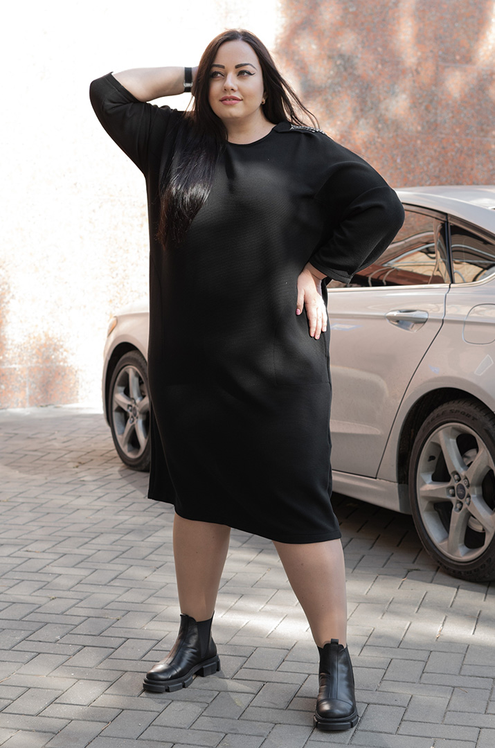 Платье миди в рубчик с декором на плечах батал