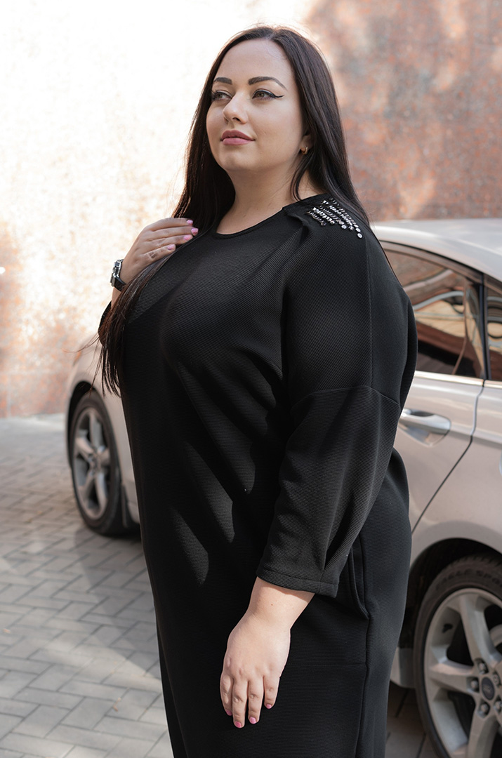 Платье миди в рубчик с декором на плечах батал