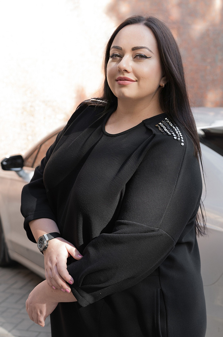 Платье миди в рубчик с декором на плечах батал