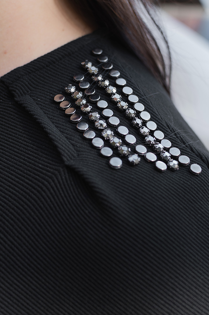 Платье миди в рубчик с декором на плечах батал