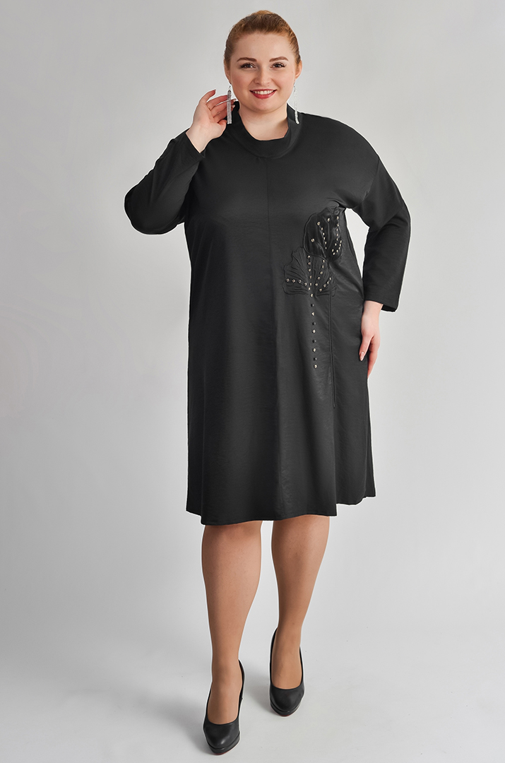 Чорна елегантна сукня з декоративними акцентами великих розмірів