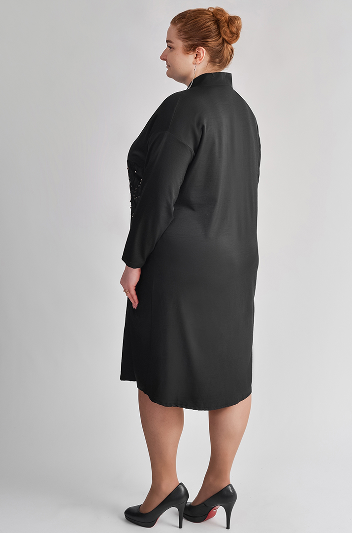 Чорна елегантна сукня з декоративними акцентами великих розмірів