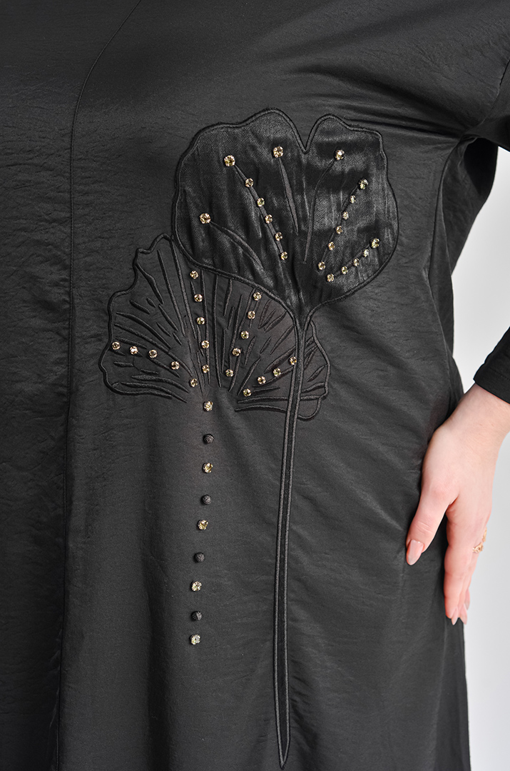 Чорна елегантна сукня з декоративними акцентами великих розмірів