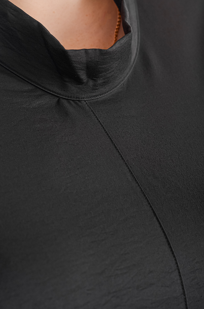 Чорна елегантна сукня з декоративними акцентами великих розмірів