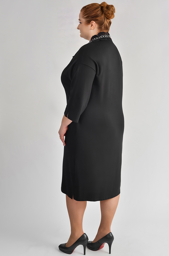 Элегантное платье с декоративным воротником и пуговицами больших размеров