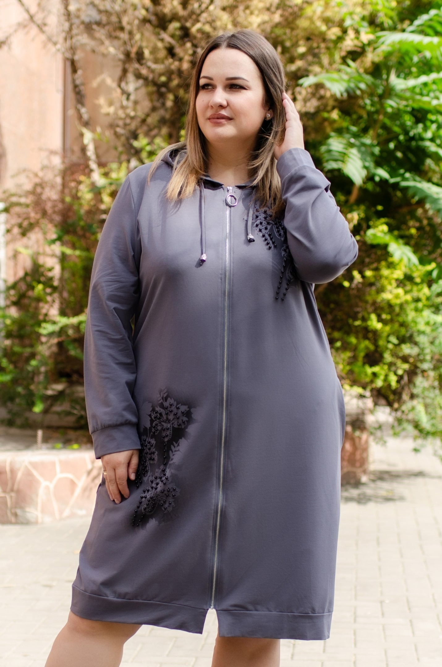 Серое мини платье с капюшоном больших размеров