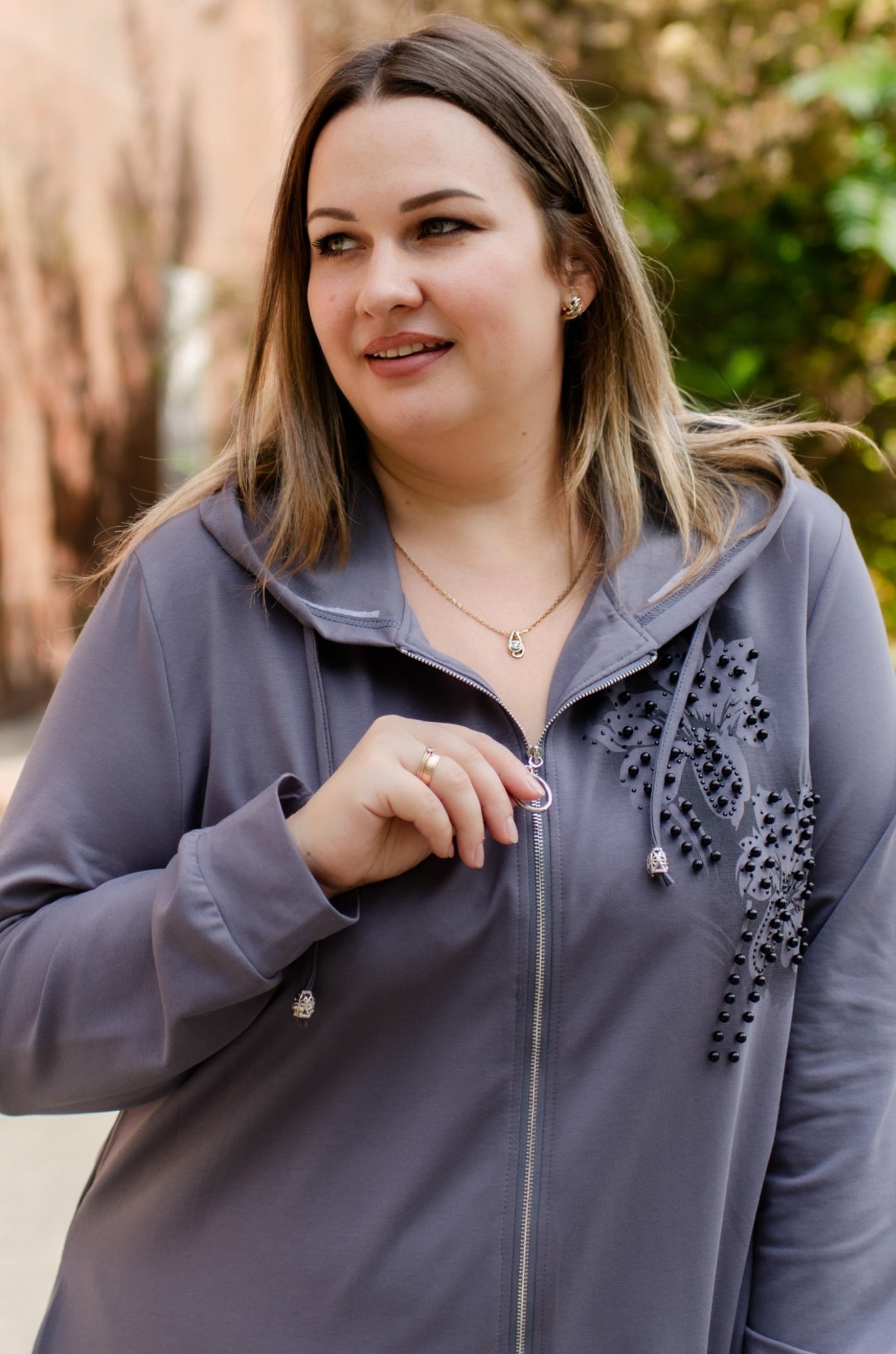 Серое мини платье с капюшоном больших размеров