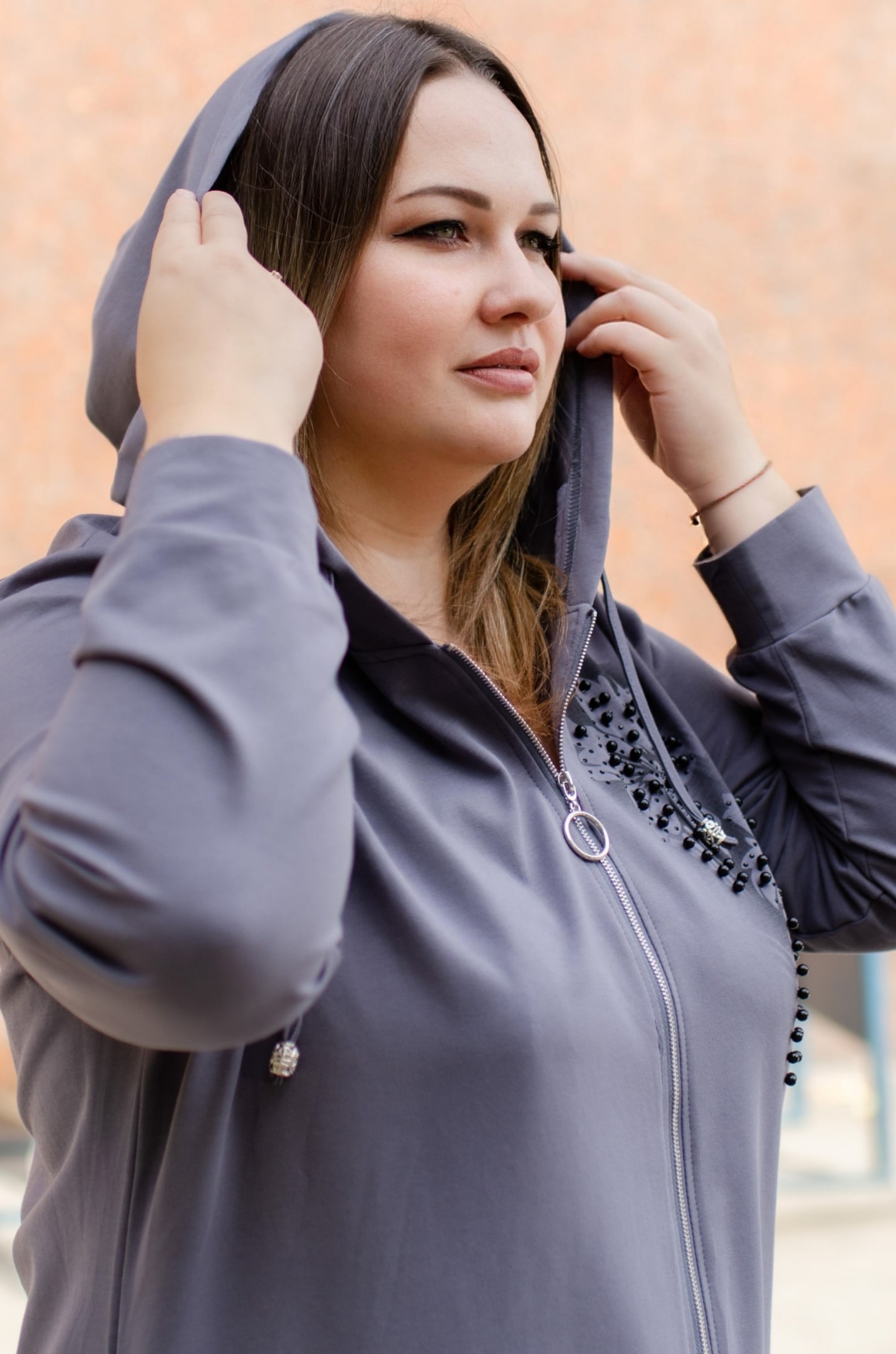 Серое мини платье с капюшоном больших размеров