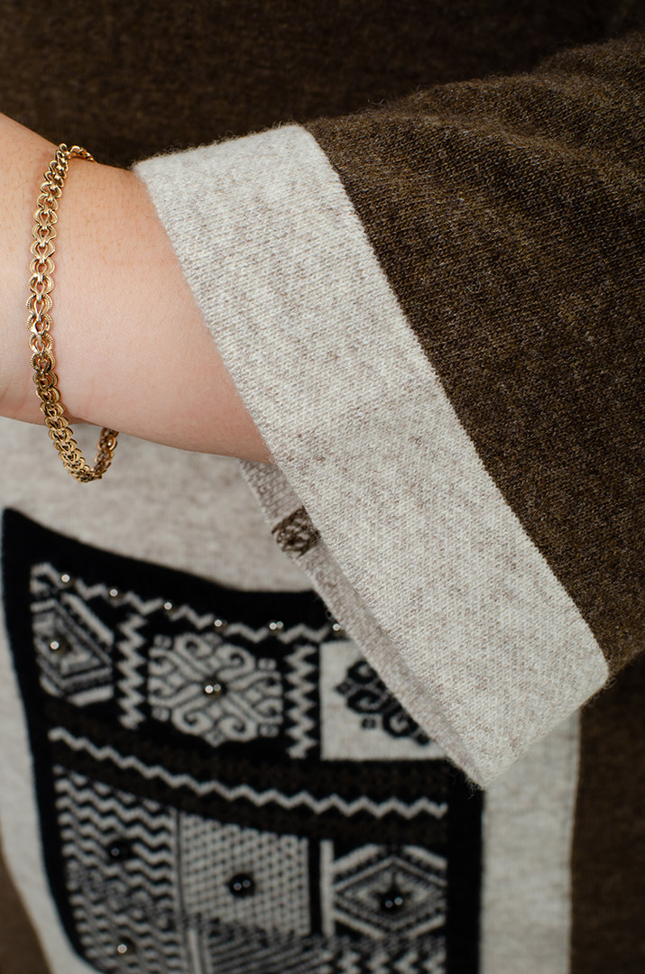 Тепла в'язана сукня міді з декором великих розмірів