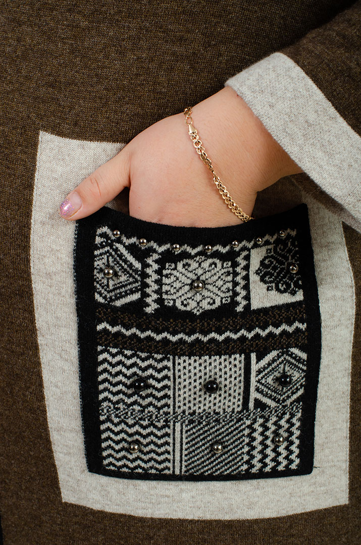 Тепла в'язана сукня міді з декором великих розмірів