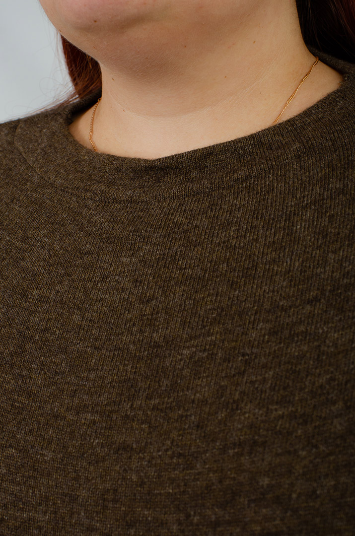 Тепла в'язана сукня міді з декором великих розмірів