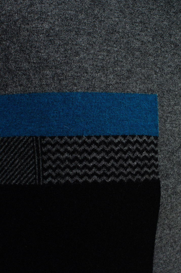 Тепла в'язана сукня міді з декором великих розмірів