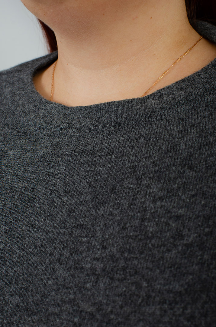 Тепла в'язана сукня міді з декором великих розмірів