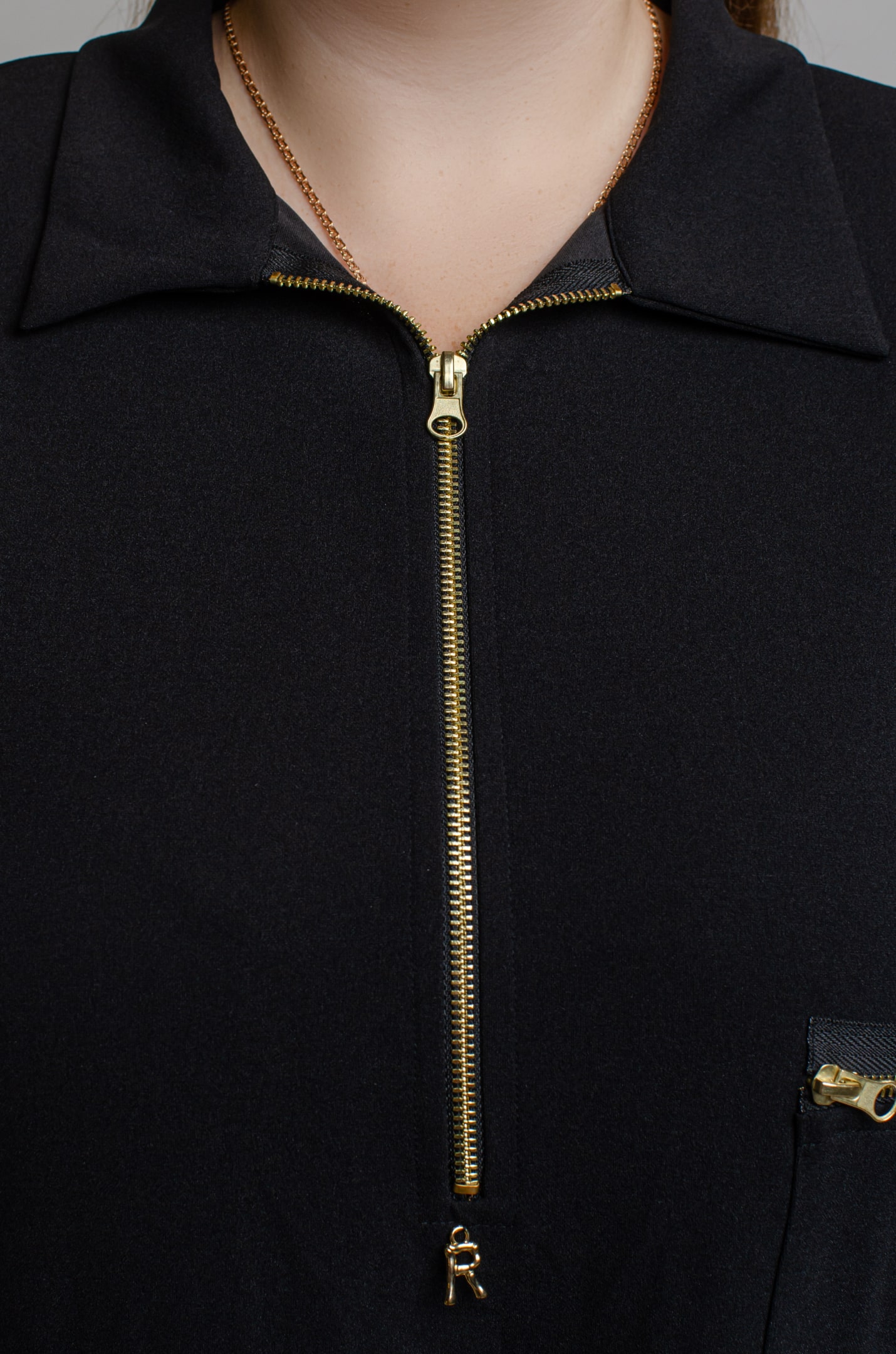 Платье миди декорировано карманами больших размеров