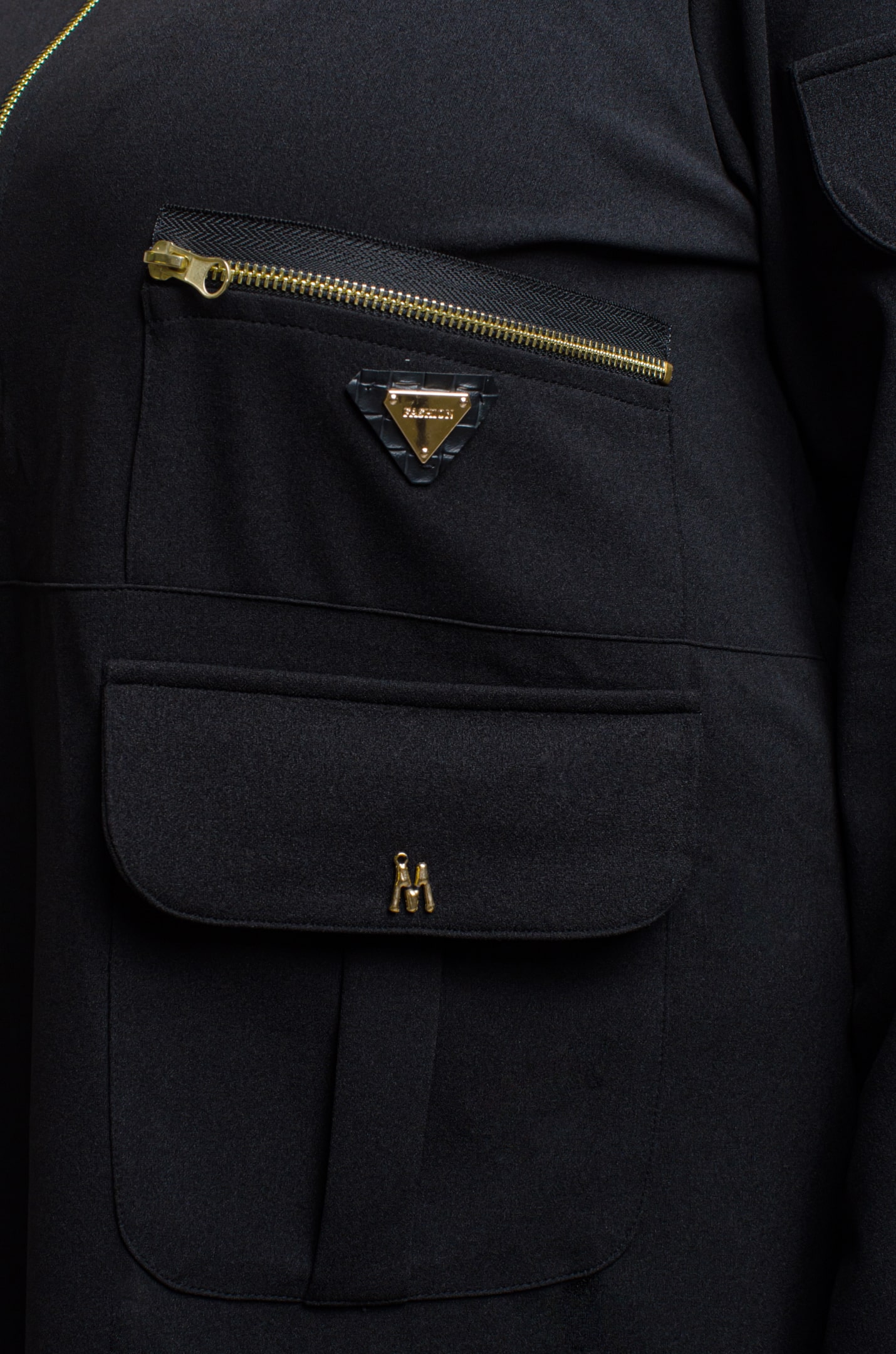 Платье миди декорировано карманами больших размеров