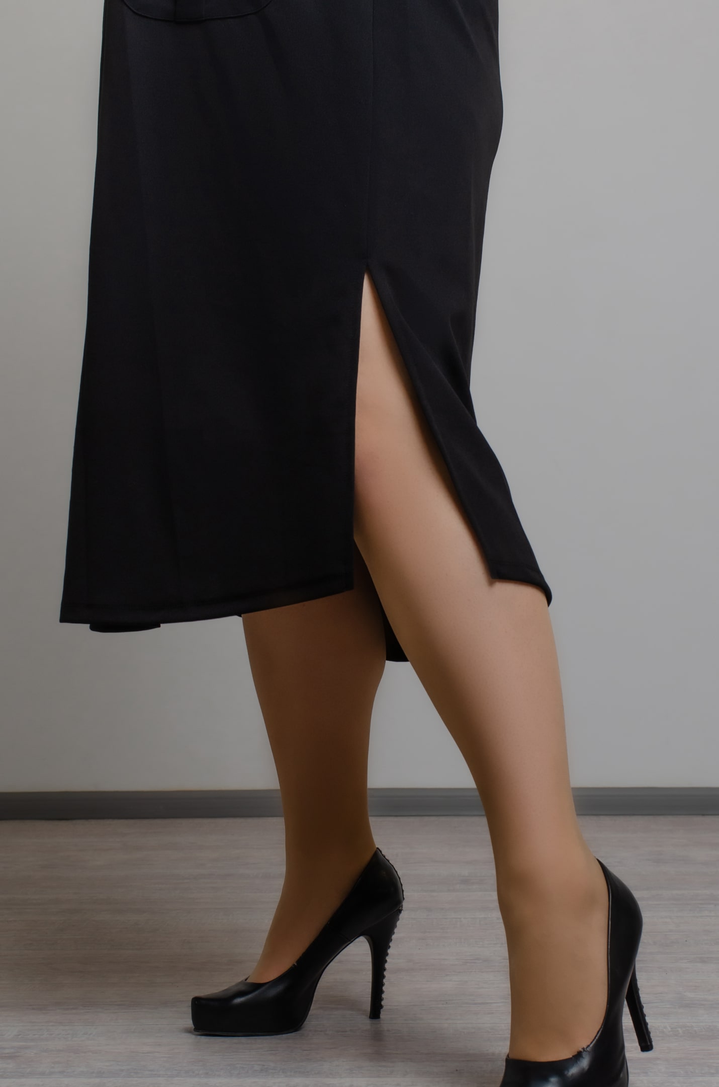 Платье миди декорировано карманами больших размеров