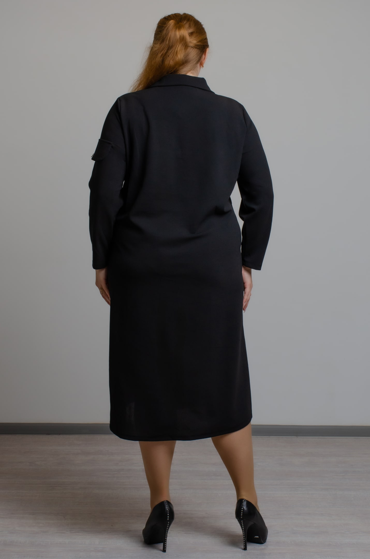 Платье миди декорировано карманами больших размеров