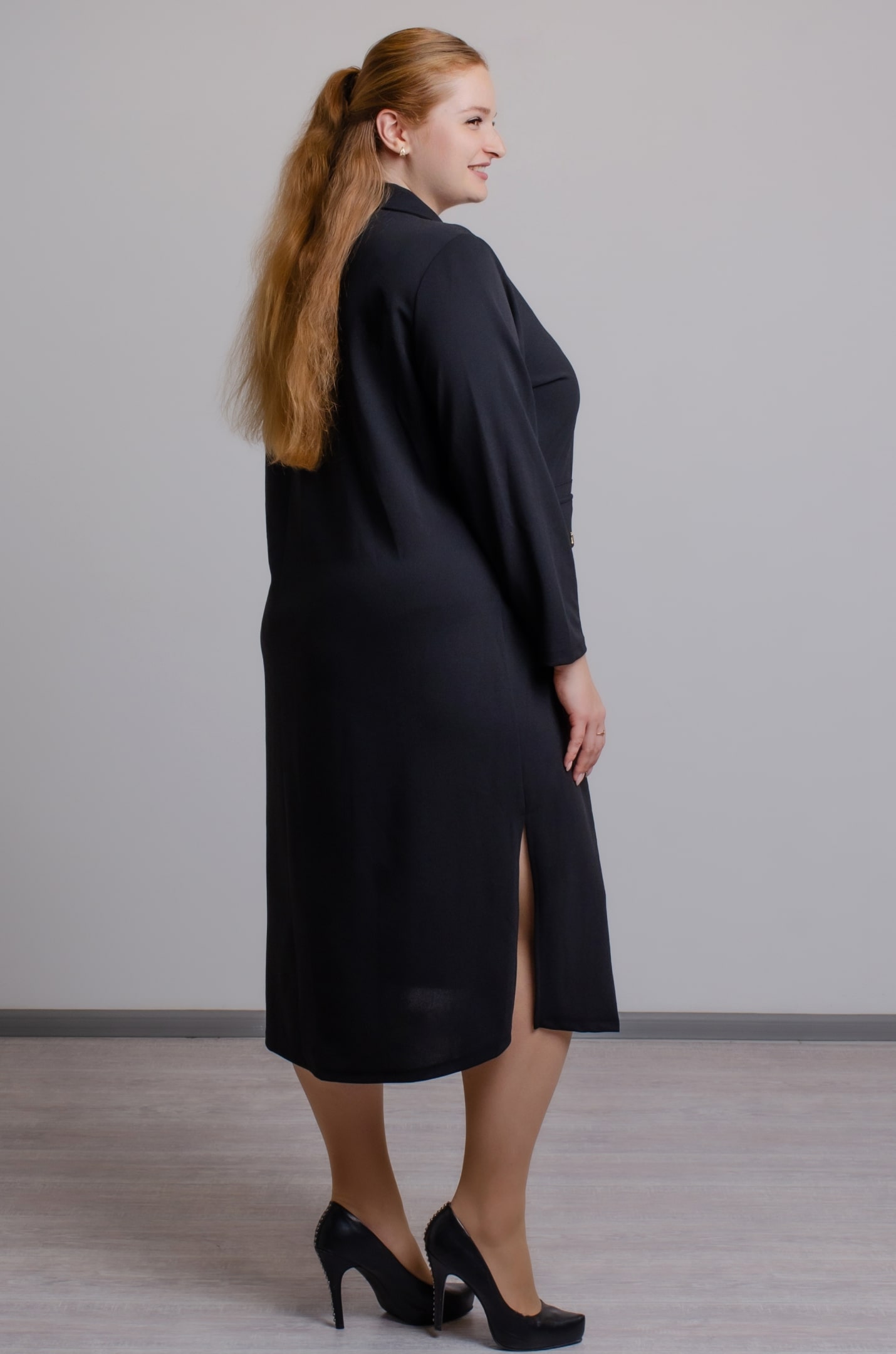 Платье миди декорировано карманами больших размеров