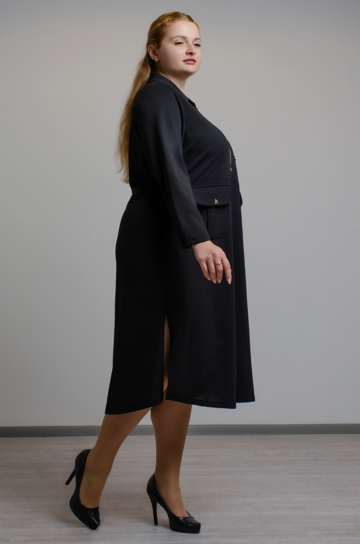 Платье миди декорировано карманами больших размеров