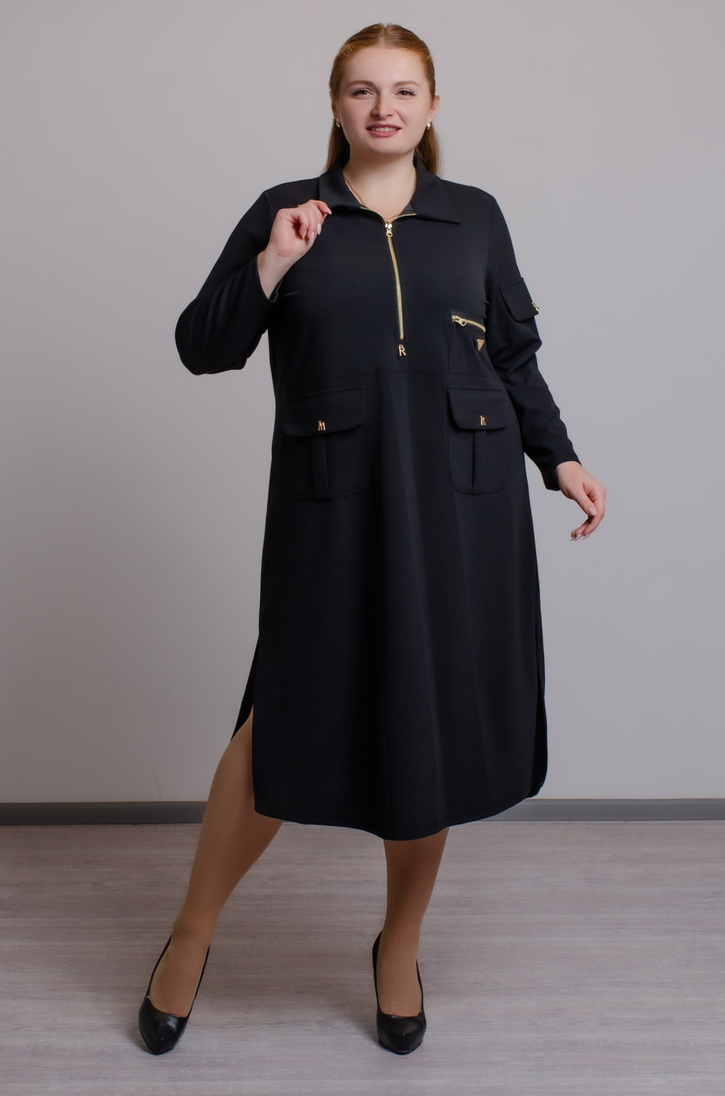 Платье миди декорировано карманами больших размеров