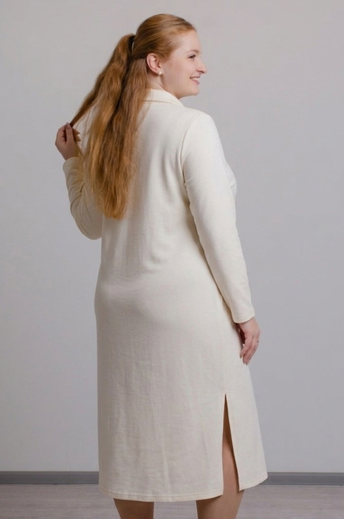 Платье миди декорировано карманами больших размеров