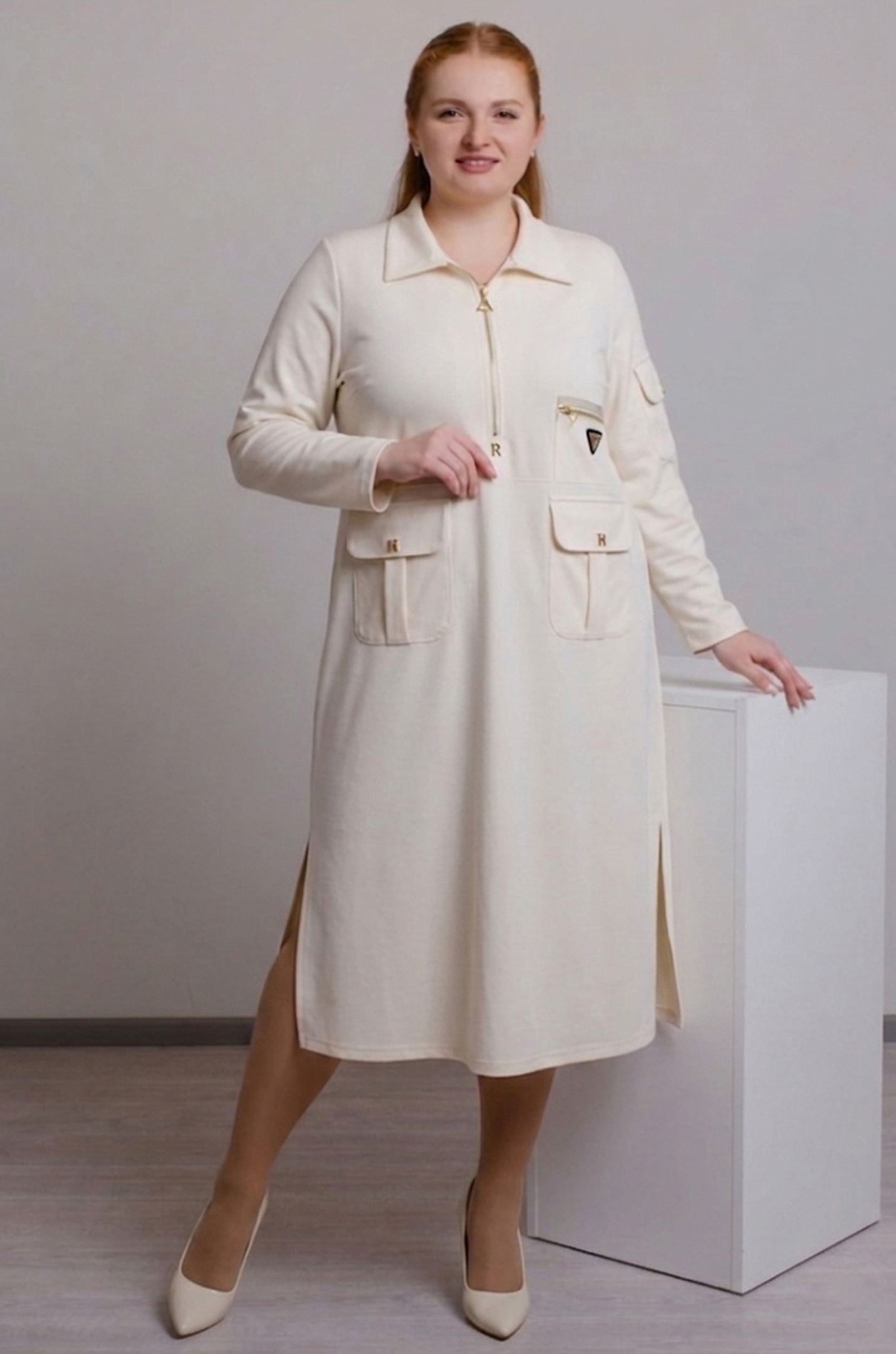 Платье миди декорировано карманами больших размеров