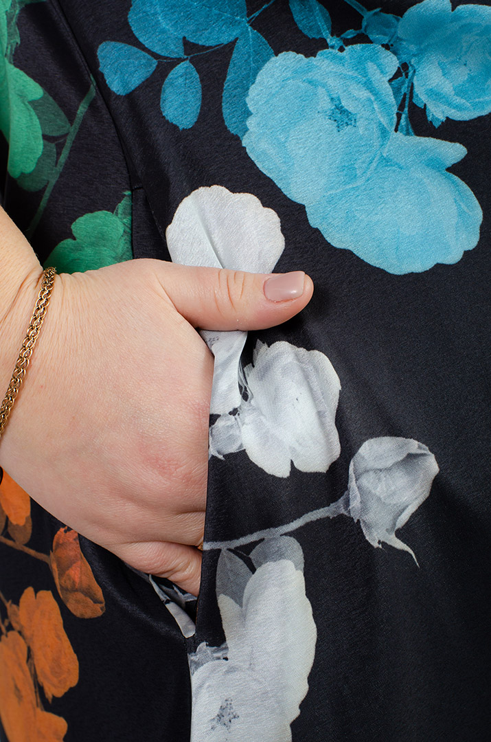 Платье макси в яркий принт больших размеров