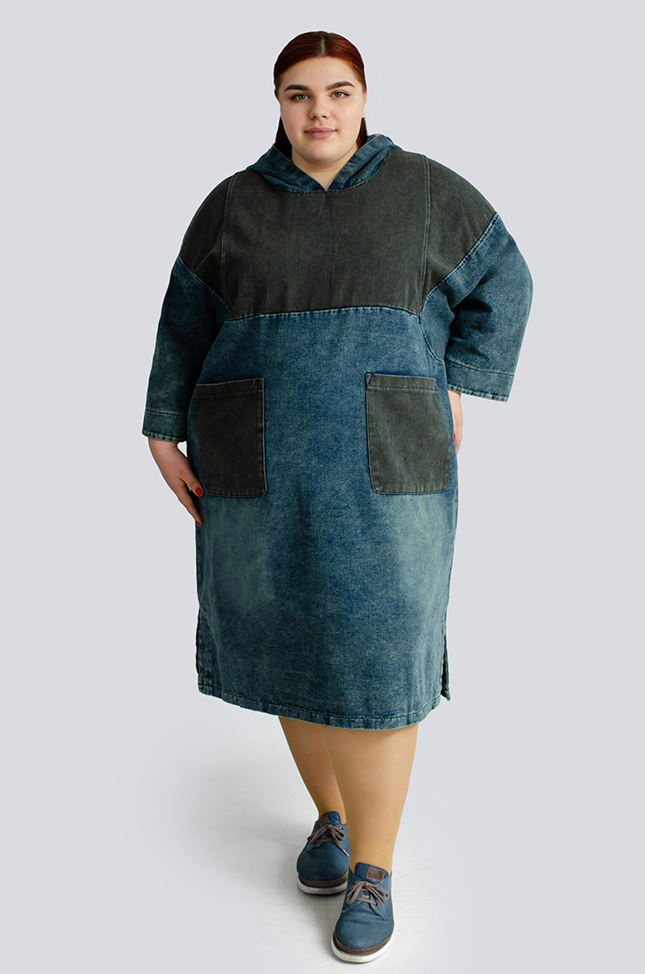 Двухцветное джинсовое платье с капюшоном больших размеров