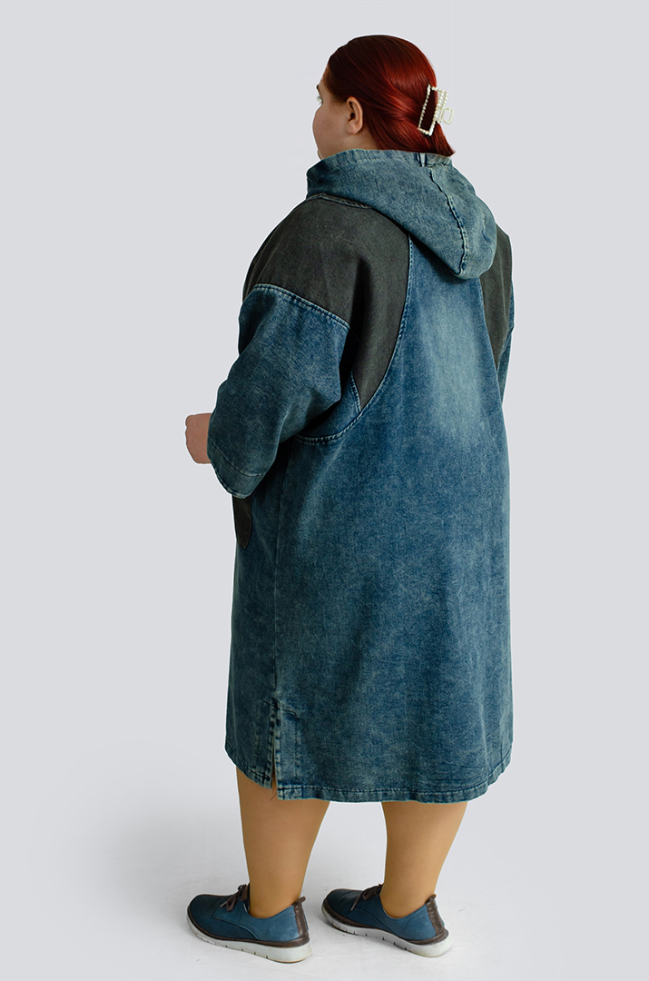 Двухцветное джинсовое платье с капюшоном больших размеров