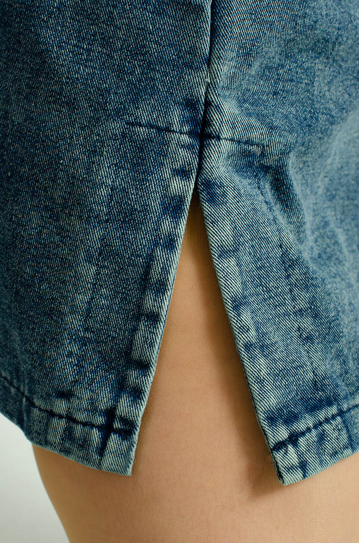 Двухцветное джинсовое платье с капюшоном больших размеров