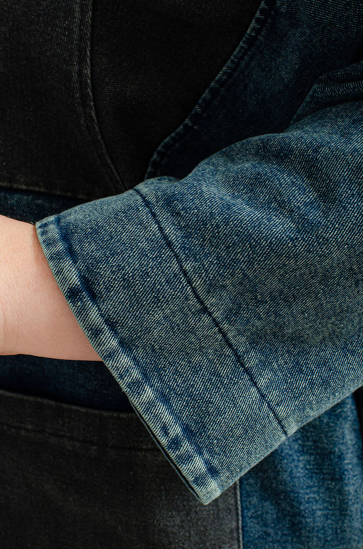 Двухцветное джинсовое платье с капюшоном больших размеров