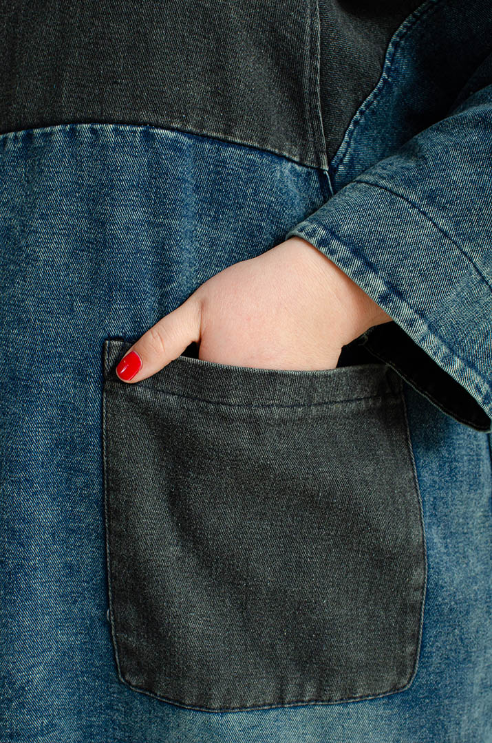 Двухцветное джинсовое платье с капюшоном больших размеров