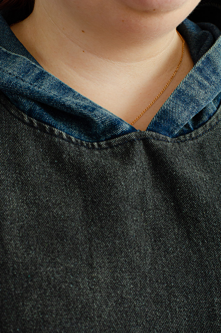 Двухцветное джинсовое платье с капюшоном больших размеров