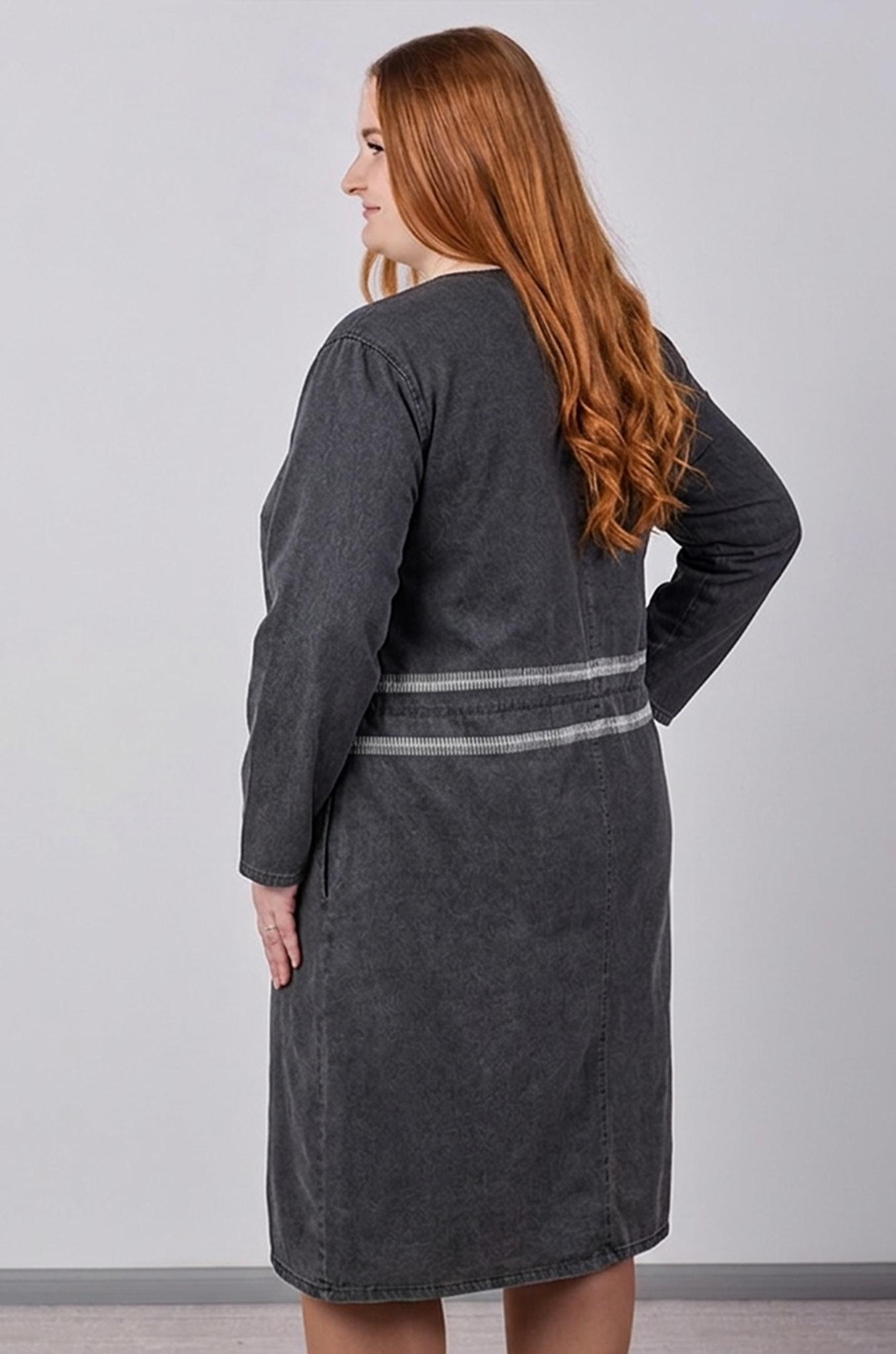 Графитовое джинсовое платье миди больших размеров