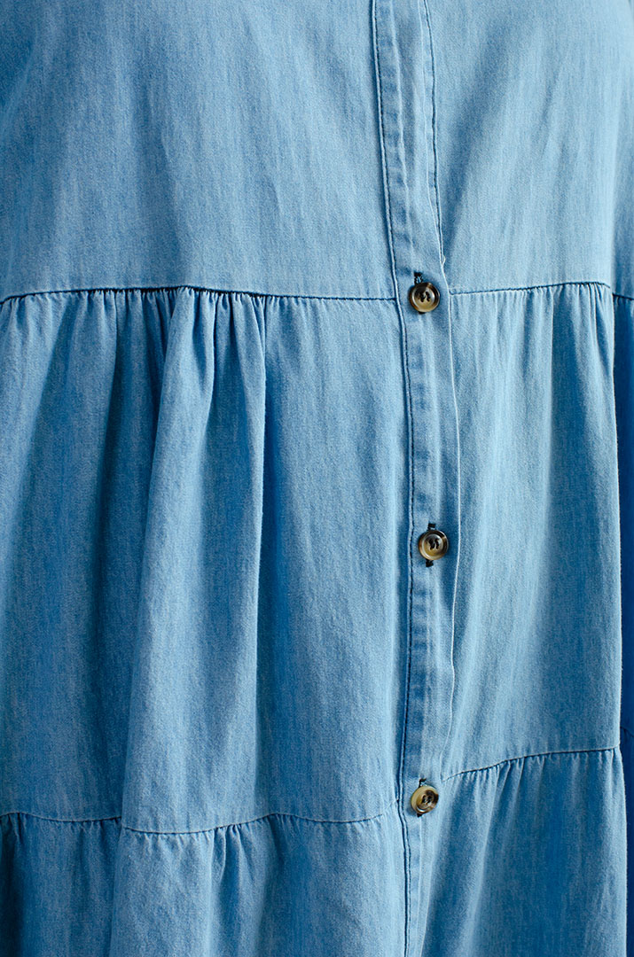 Джинсова сукня з ґудзиками великих розмірів