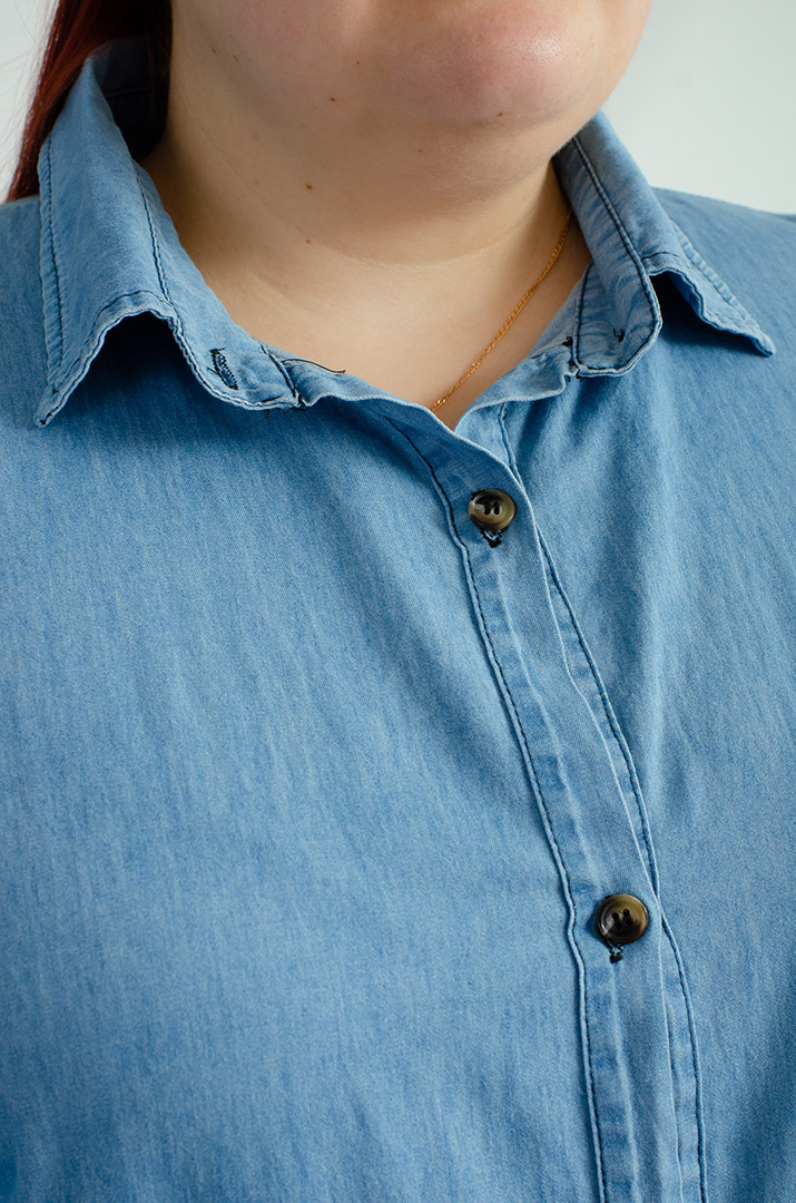 Джинсова сукня з ґудзиками великих розмірів