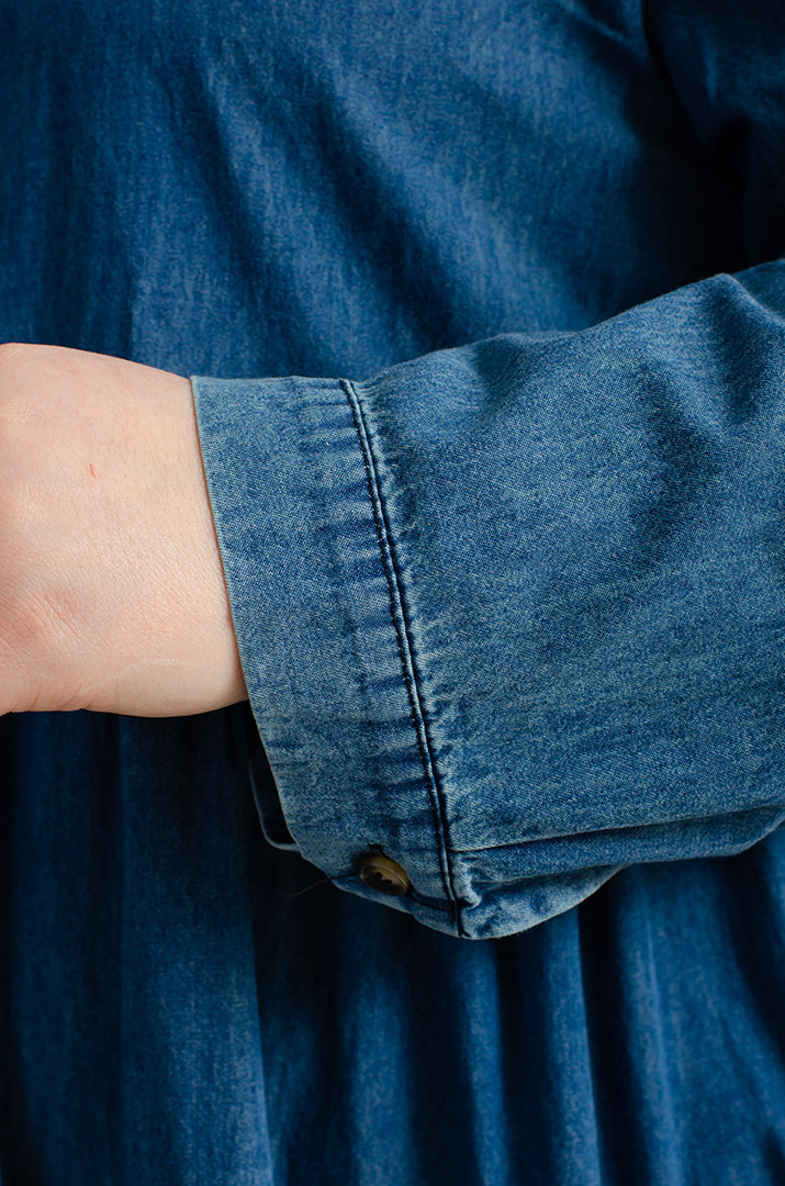 Джинсова сукня з ґудзиками великих розмірів