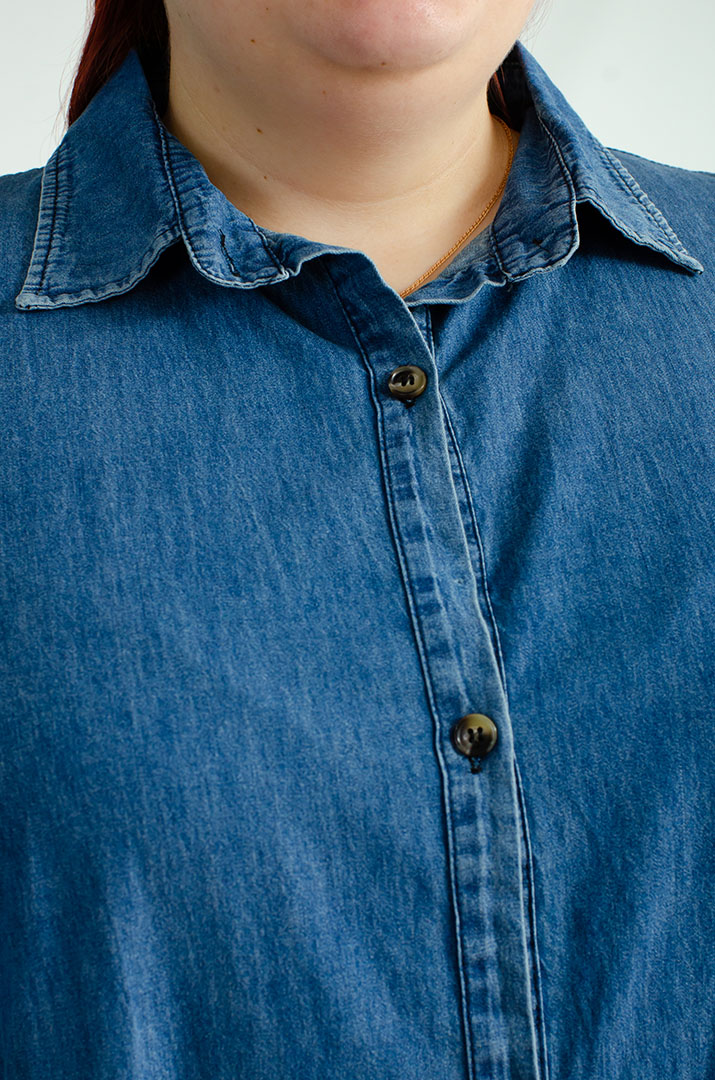 Джинсова сукня з ґудзиками великих розмірів