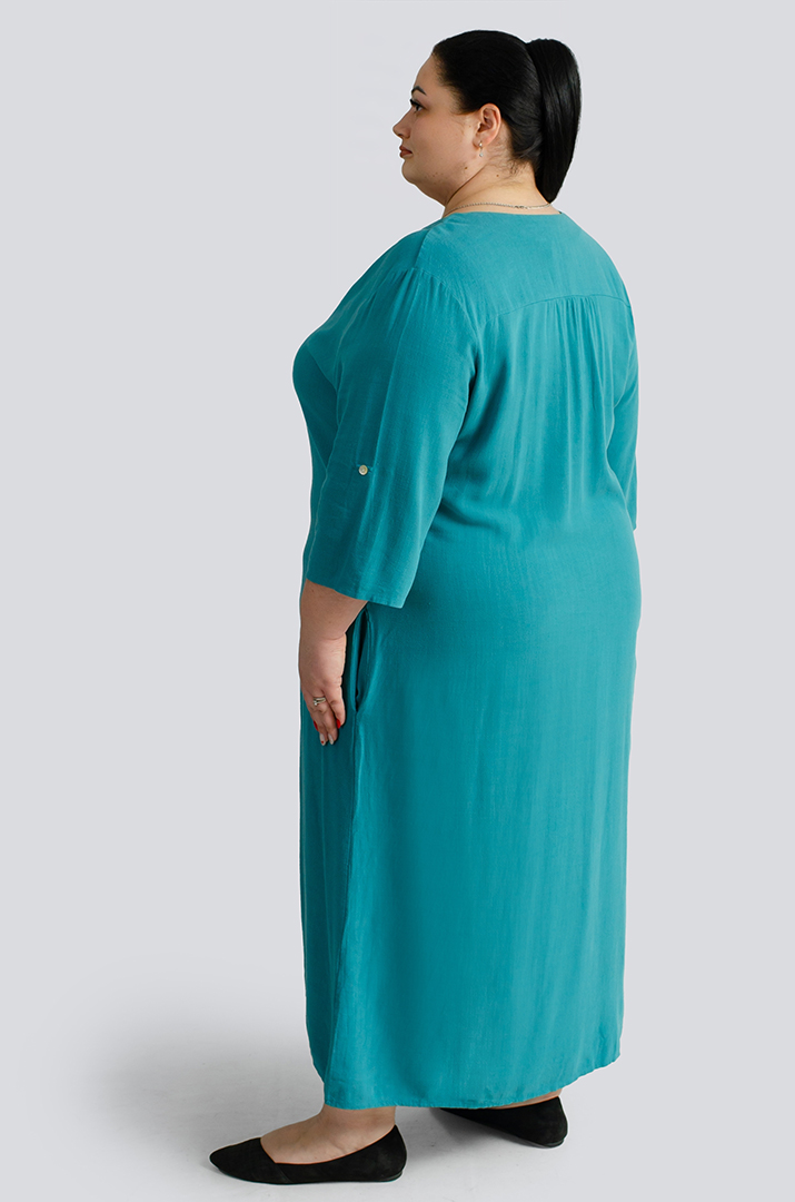 Льняное платье макси с украшением больших размеров