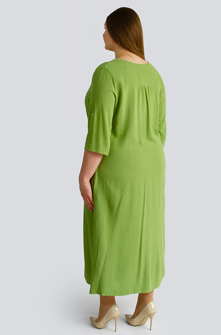 Льняное платье макси с украшением больших размеров