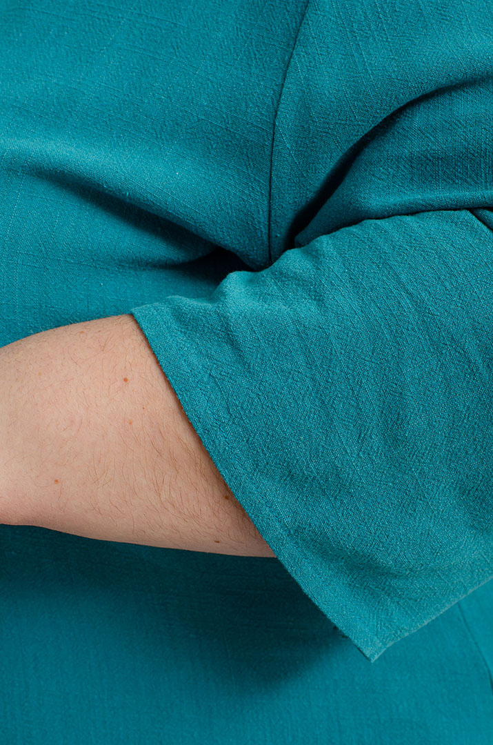 Льняное платье макси с украшением больших размеров