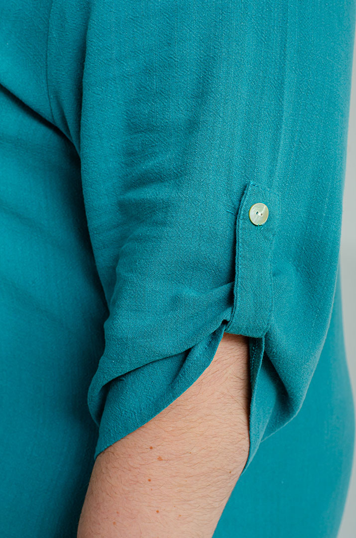 Льняное платье макси с украшением больших размеров